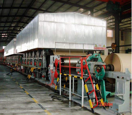 300T / D الورق المقوى المموج Fluting Kraft Paper Machine 5400mm Jumbo Roll Rolling Line