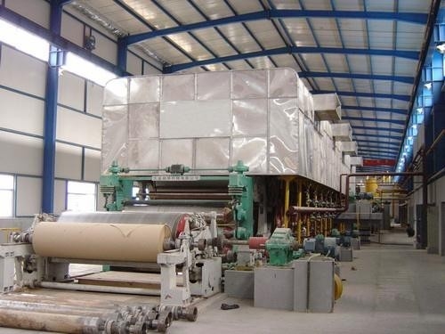 آلة تصنيع الألواح الورقية المزدوجة 30TPD خط إنتاج لفة جامبو 2400 مم