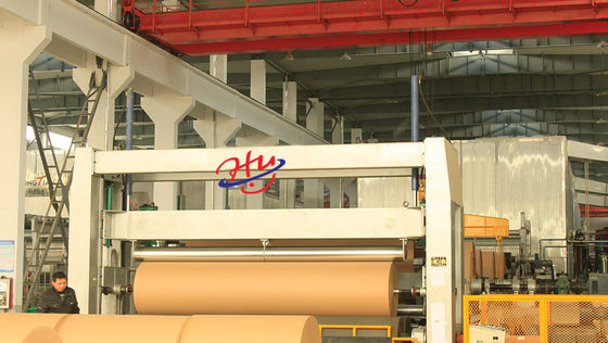 آلة تصنيع لفة الورق المموج 2100 مم 50 م / دقيقة من المصنع
