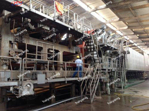 آلة تصنيع الورق المموج آلة تصنيع الورق ذات الطبقة المزدوجة 4400 مم 200 طن