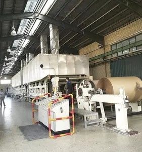 آلة تصنيع الألواح الورقية المزدوجة 2400 مم عالية الأداء أوتوماتيكية
