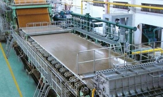 خط إنتاج ماكينة ورق الكرافت المموج 3200 مم 380 م / دقيقة
